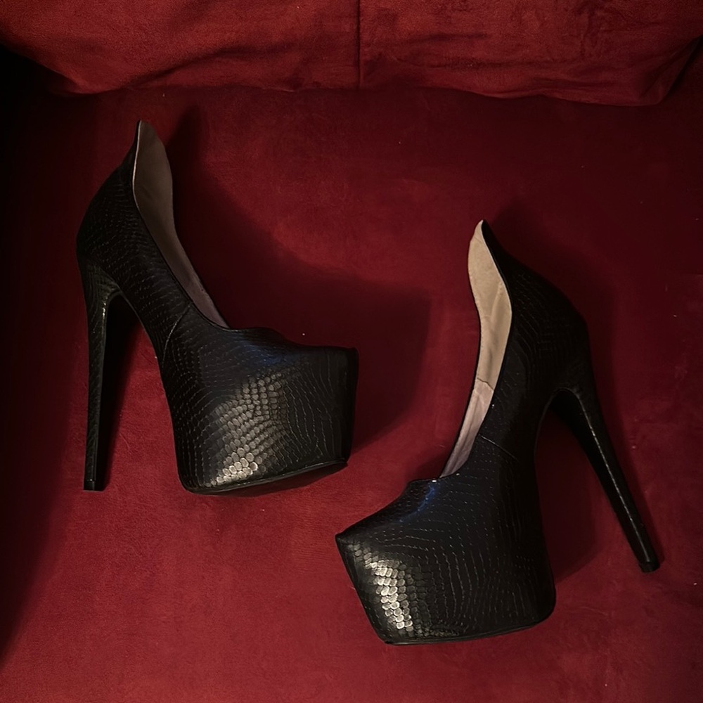 Vintage 90's Elegant Black Platform Heels 7 preowned very sexy